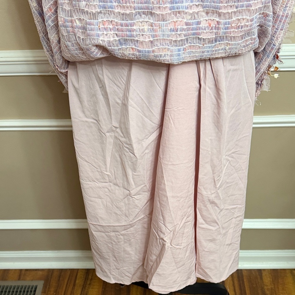 Elegant Pink Feather Mesh
Dress with Bow - Picture 10 of 13